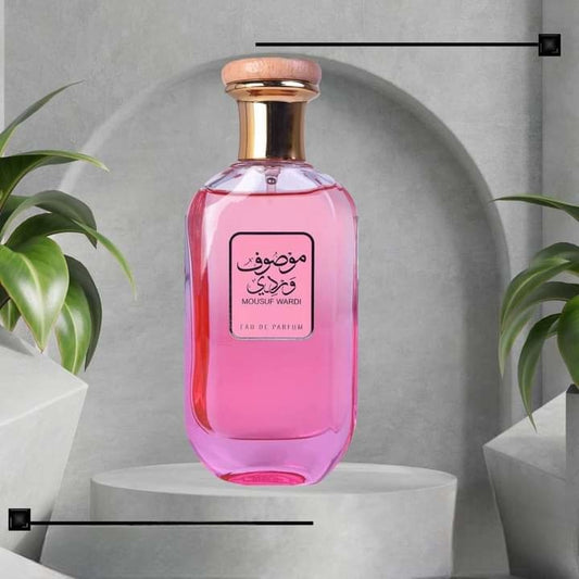 عطر موصوف وردي للنساء